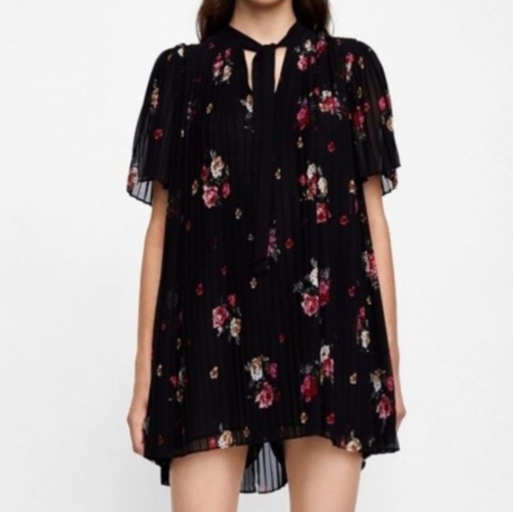 Zara Black pleated‎ Romper, Floral pattern